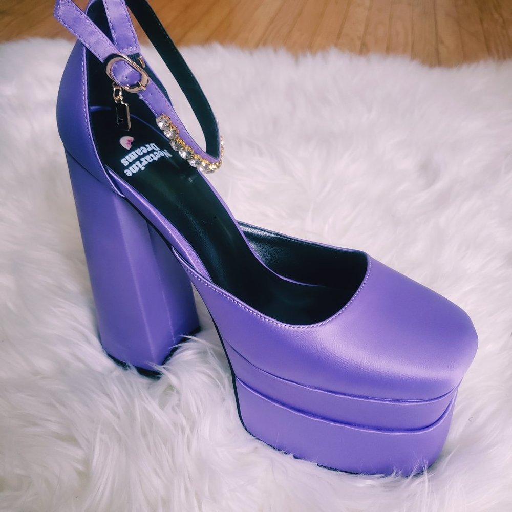NEW LUXURY LAVENDER SATIN MEDUSA PLATFORM HEELS - Picture 6 of 7
